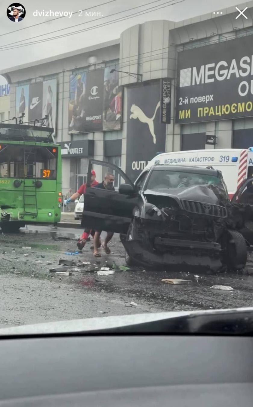 У Харкові зіткнулись легковик, тролейбус та автобус
