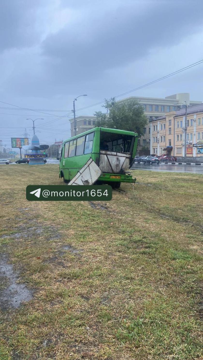 У Харкові зіткнулись легковик, тролейбус та автобус