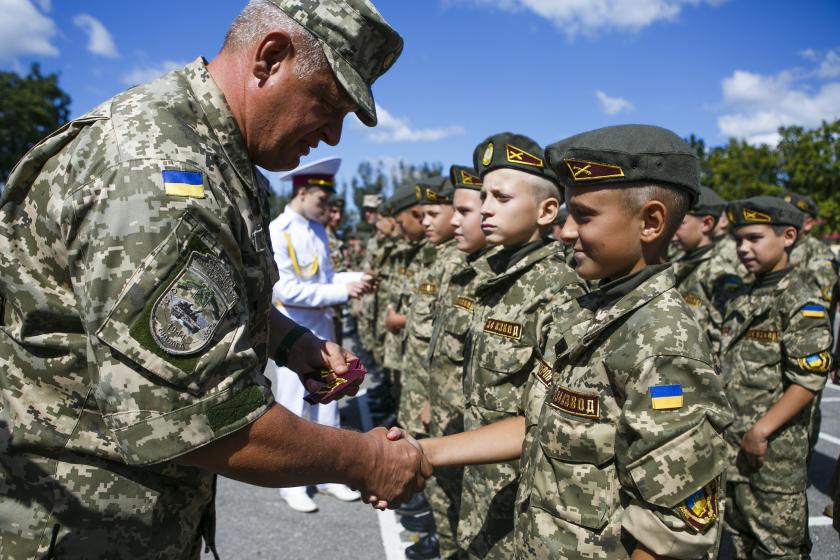 На торжественном построении ребятам вручили знаки различия – кадетские погоны