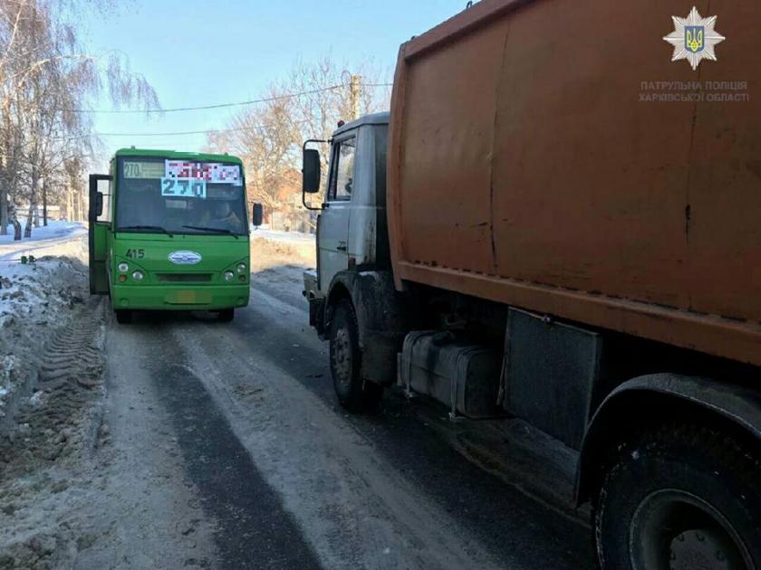 ДТП с маршруткой и грузовиковм. Фото: Патрульная полиция Харькова
