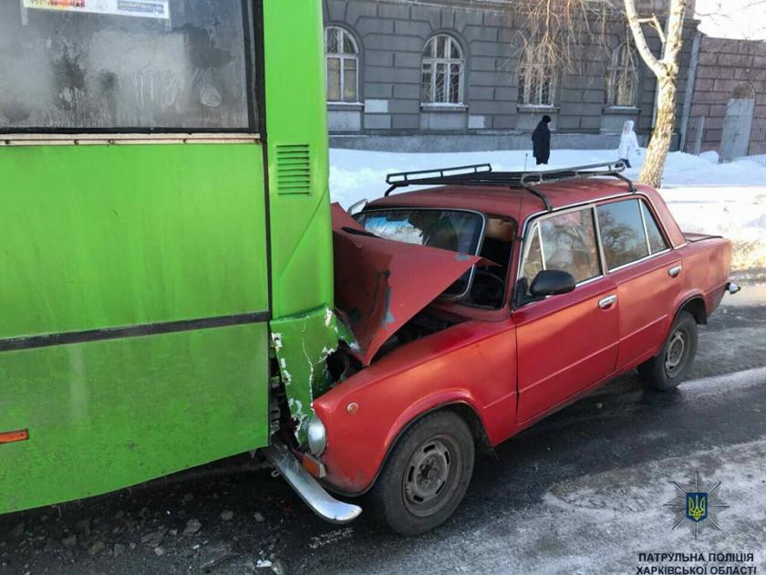 ДТП с маршруткой и грузовиковм. Фото: Патрульная полиция Харькова