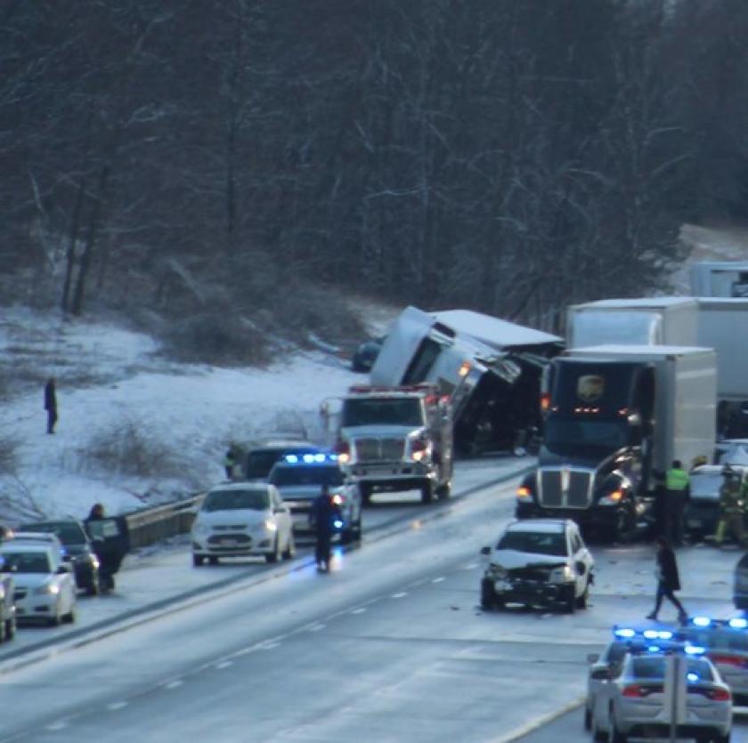 В масштабном ДТП в США на заснеженной трассе столкнулись более 80 машин. Фото: Kerri Ryan Rodemann / Facebook