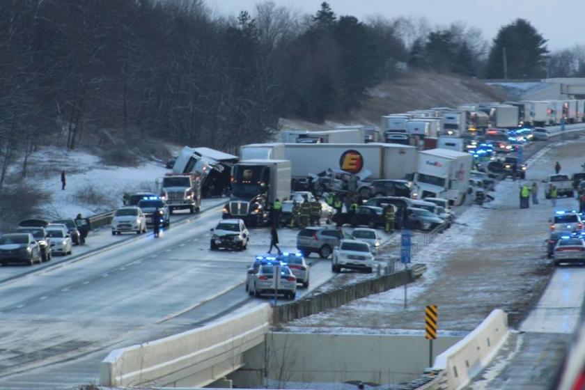 В масштабном ДТП в США на заснеженной трассе столкнулись более 80 машин. Фото: Kerri Ryan Rodemann / Facebook