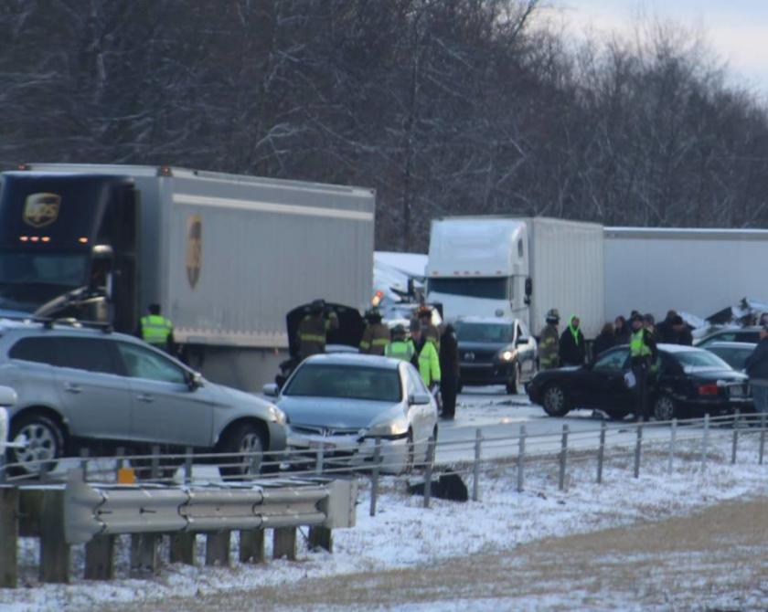В масштабном ДТП в США на заснеженной трассе столкнулись более 80 машин. Фото: Kerri Ryan Rodemann / Facebook