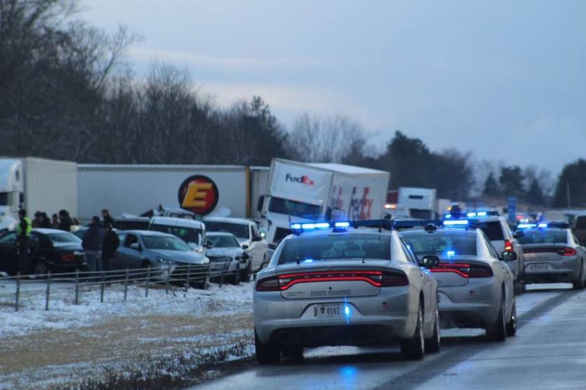 В масштабном ДТП в США на заснеженной трассе столкнулись более 80 машин. Фото: Kerri Ryan Rodemann / Facebook