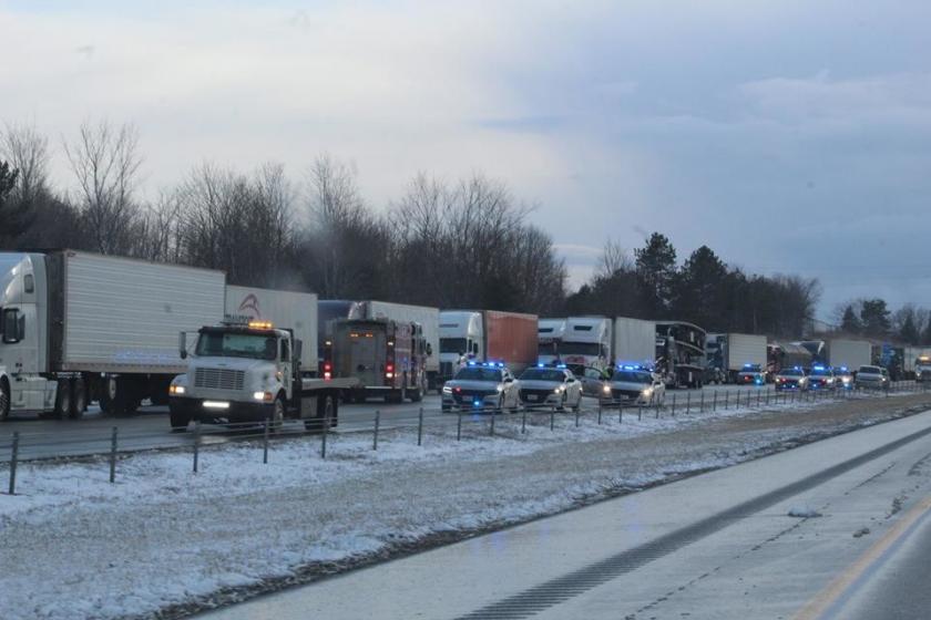 В масштабном ДТП в США на заснеженной трассе столкнулись более 80 машин. Фото: Kerri Ryan Rodemann / Facebook