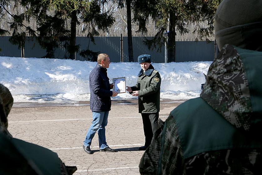 Четырелапых Нацгвардейцев наградили медалями. Фото: пресс-служба Нацгвардии
