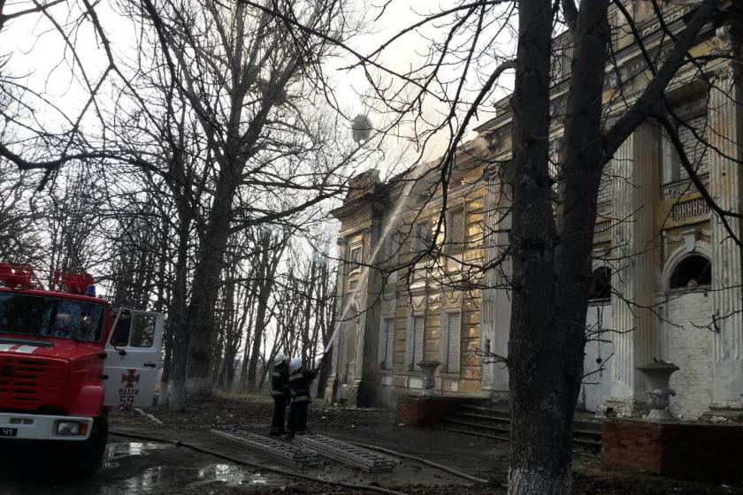 В Старом Мерчике горела усадьба. Фото: ГСЧС