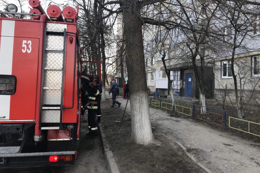 В Дергачах загорелась девятиэтажка. Фото: ГСЧС