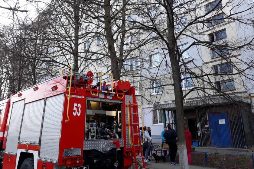 В Дергачах загорелась девятиэтажка. Фото: ГСЧС