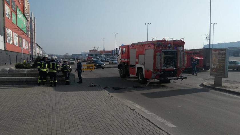 Спасатели проводят учения в ТЦ "Дафи". Фото: Дмитрий Семененко