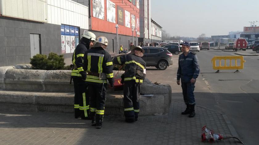 Спасатели проводят учения в ТЦ "Дафи". Фото: Дмитрий Семененко