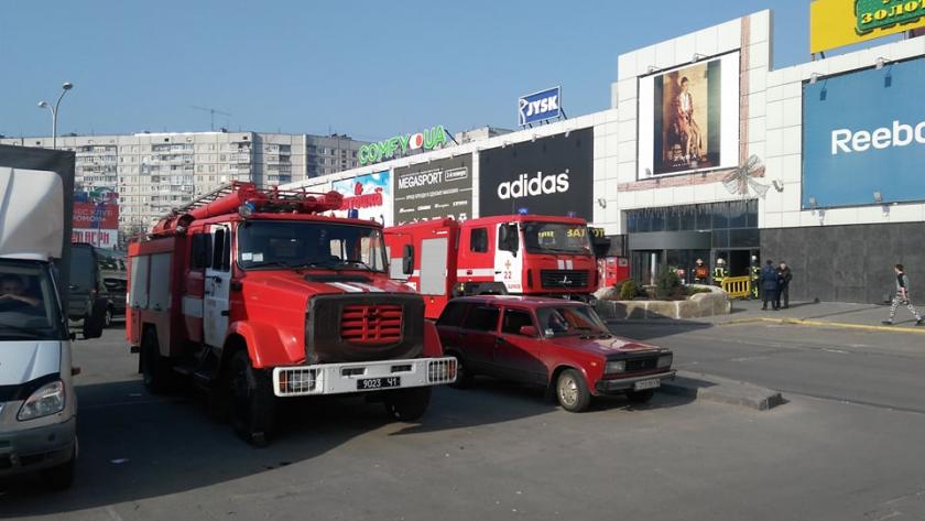 Спасатели проводят учения в ТЦ "Дафи". Фото: Дмитрий Семененко