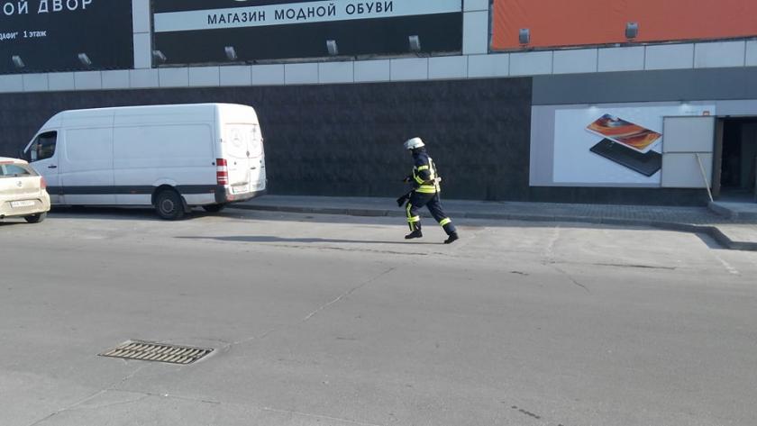 Спасатели проводят учения в ТЦ "Дафи". Фото: Дмитрий Семененко
