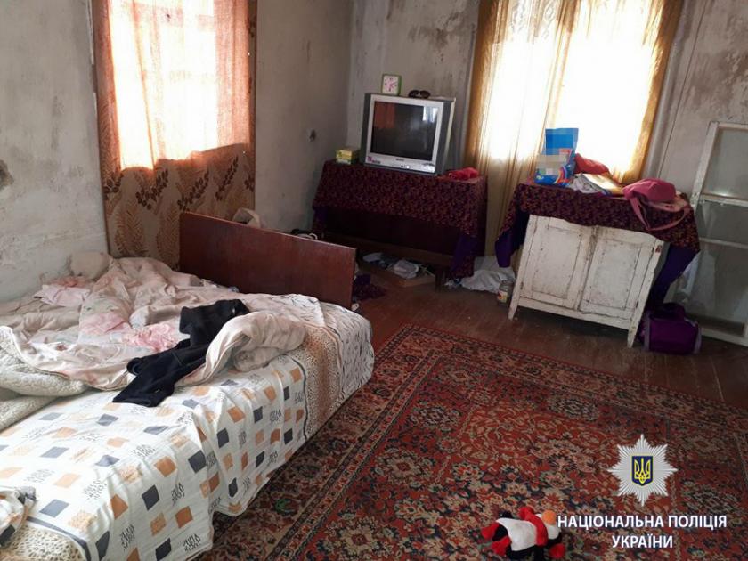 Полицейские забрали троих детей у недобросовестной матери. Фото: ГУНП