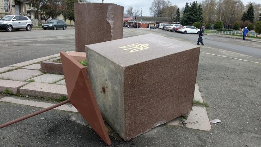 В Дергачах повалили постамент с флагом Украины. Фото: facebook.com / sanchishkin