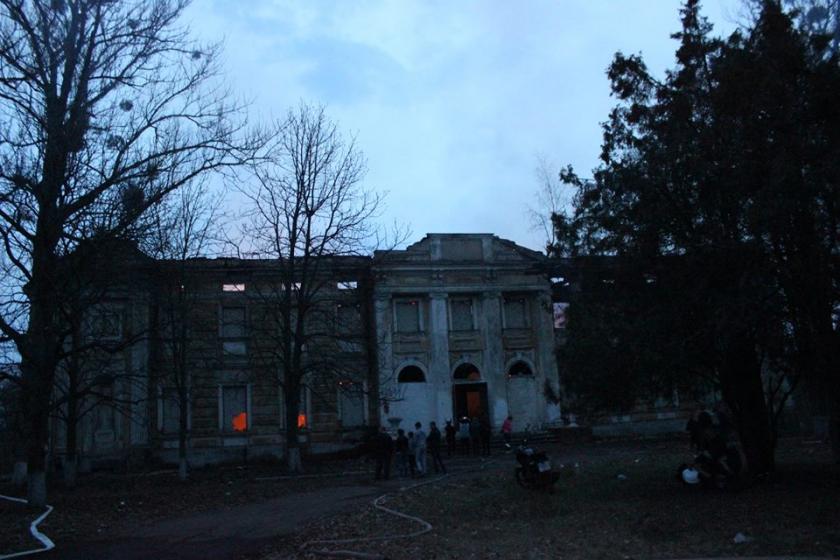 Пожар в усадьбе Шидловских в Старом Мерчике. Фото: Антон Бондарев / Facebook