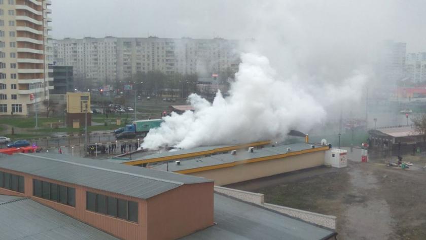 На Алексеевке тушили пожар на рынке. Фото: ГСЧС