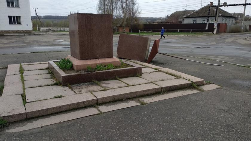 В Дергачах повалили постамент с флагом Украины. Фото: facebook.com / sanchishkin