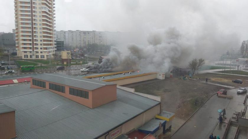 На Алексеевке тушили пожар на рынке. Фото: ГСЧС