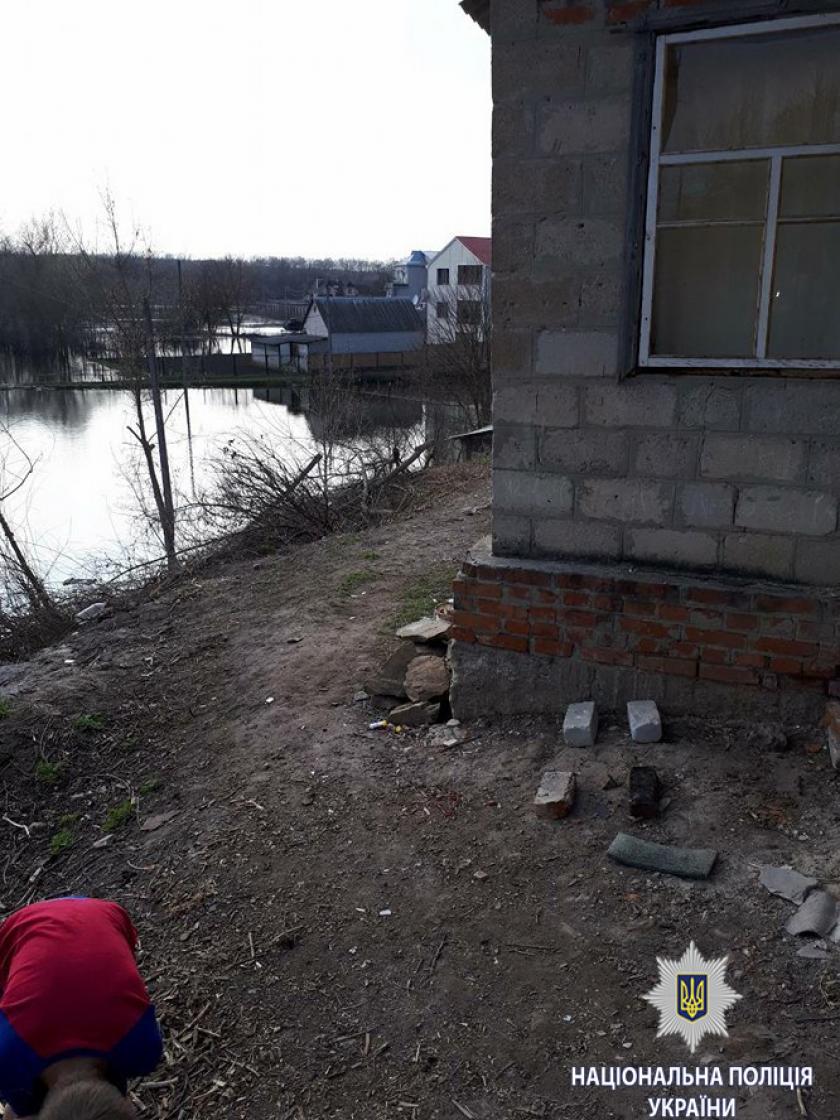 Полицейские забрали троих детей у недобросовестной матери. Фото: ГУНП