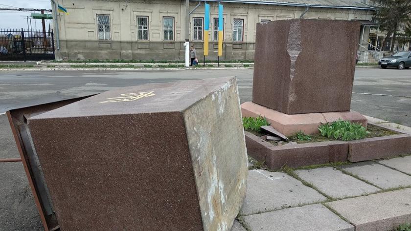 В Дергачах повалили постамент с флагом Украины. Фото: facebook.com / sanchishkin