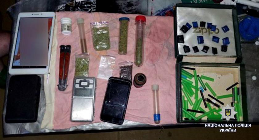 Харьковские полицейские задержали банду наркоторговцев. Фото: ГУНП