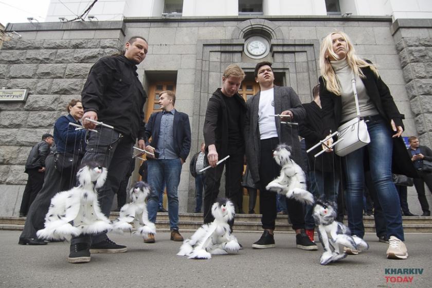 Перед сессией горсовета прошел перформанс. Фото KharkivToday.