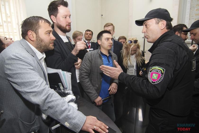 Здесь телефон еще в руках Игоря Черняка. Фото KHARKIV Today.