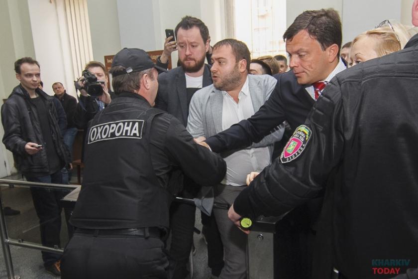 Здесь телефон уже на турникете. Фото KHARKIV Today.