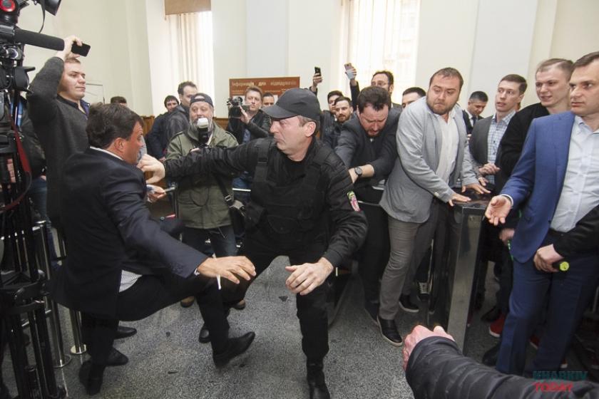 Здесь телефон уже на турникете. Фото KHARKIV Today.