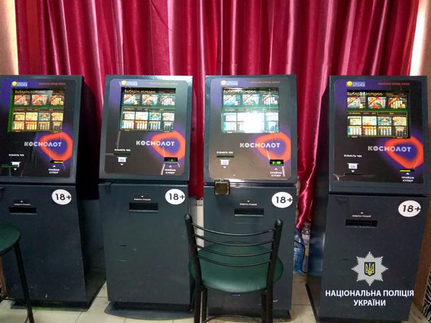 Полицейские обнаружили зал игровых автоматов. Фото: ГУНП