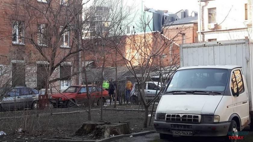 Во время стрельбы в центре Харькова пострадали двое людей.