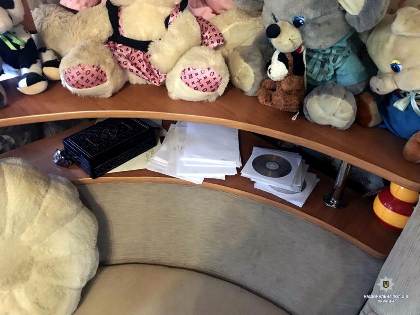 Харьковские полицейские задержали мужчину за распространение порнографии. Фото: ГУНП