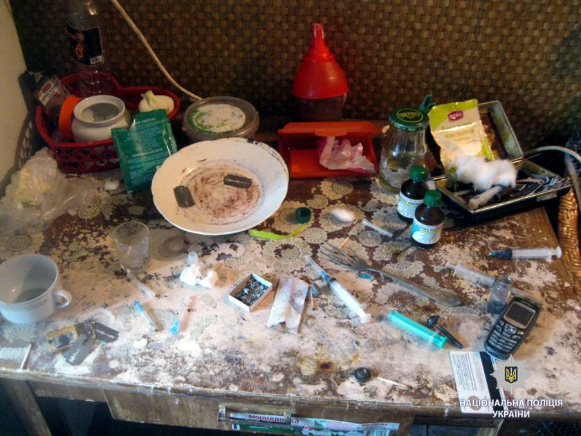 Житель Харьковской области устроил у себя доме наркоклуб. Фото: ГУНП