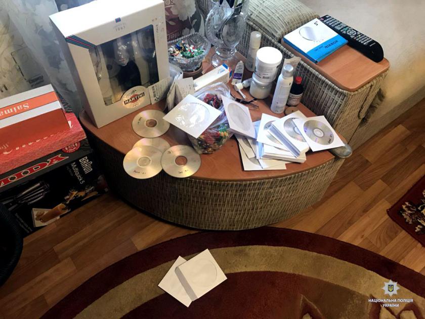 Харьковские полицейские задержали мужчину за распространение порнографии. Фото: ГУНП