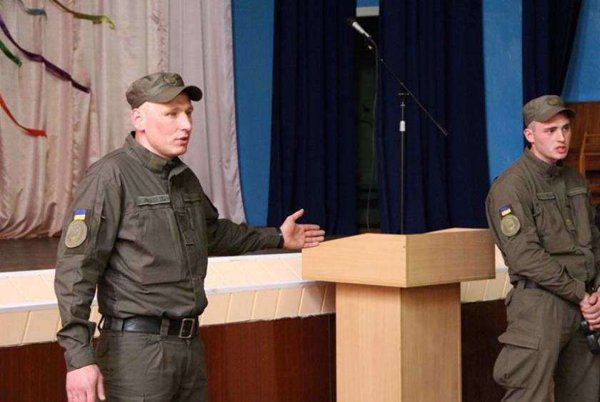 Гвардейский пес Лорд приехал в гости к будущим ветеринарам. Фото: Нацгвардия