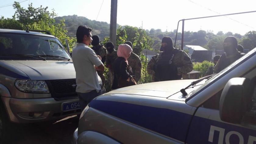 Российские силовики проводят обыски в домах крымских татар. Фото: facebook.com/crimeansolidarity