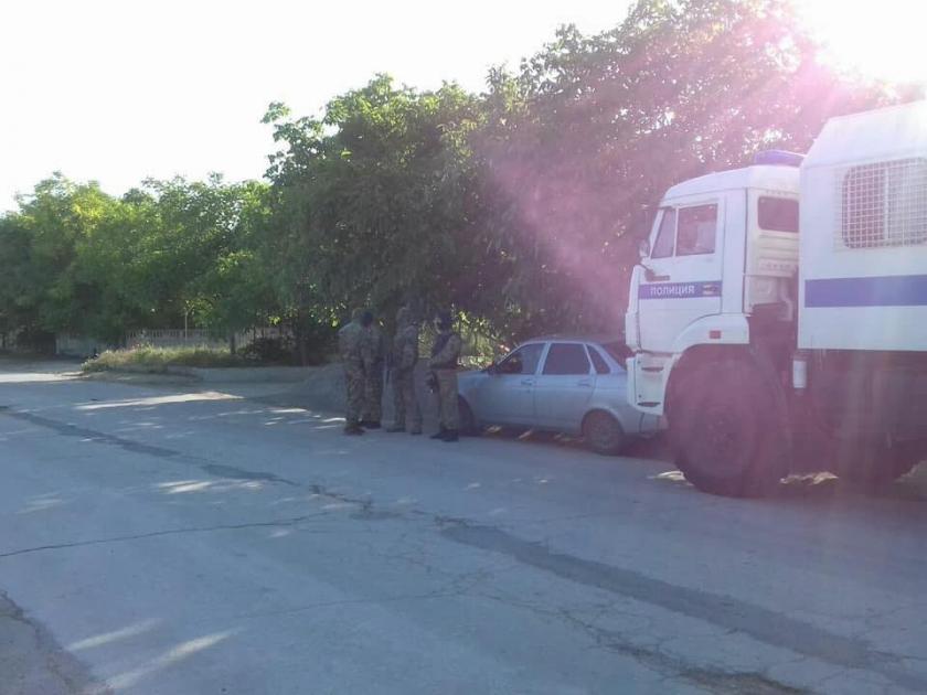 Российские силовики проводят обыски в домах крымских татар. Фото: facebook.com/crimeansolidarity
