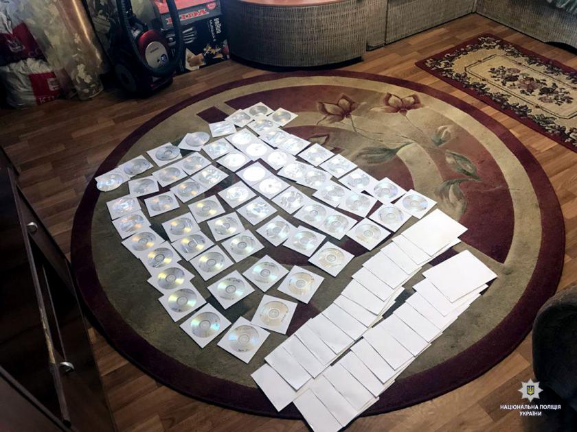 Харьковские полицейские задержали мужчину за распространение порнографии. Фото: ГУНП