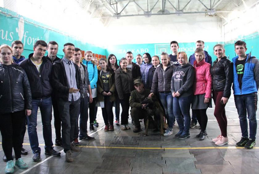 Гвардейский пес Лорд приехал в гости к будущим ветеринарам. Фото: Нацгвардия