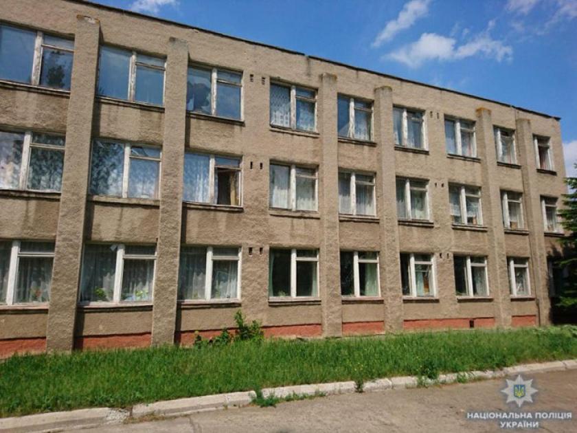 Боевики обстреляли школу в Светлодарске.Фото: police.dn.ua