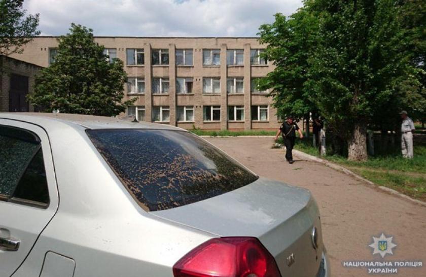 Боевики обстреляли школу в Светлодарске.Фото: police.dn.ua