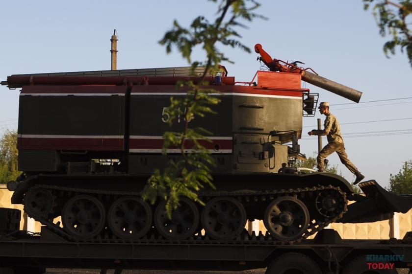 Причной пожара в Балаклее могла стать искра из выхлопной трубы пожарного танка. Фото: Константин Чегрниский / KHARKIV Today