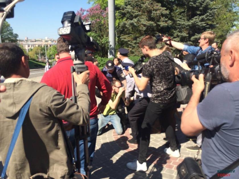 Участников митинга в центре Харькова облили кефиром