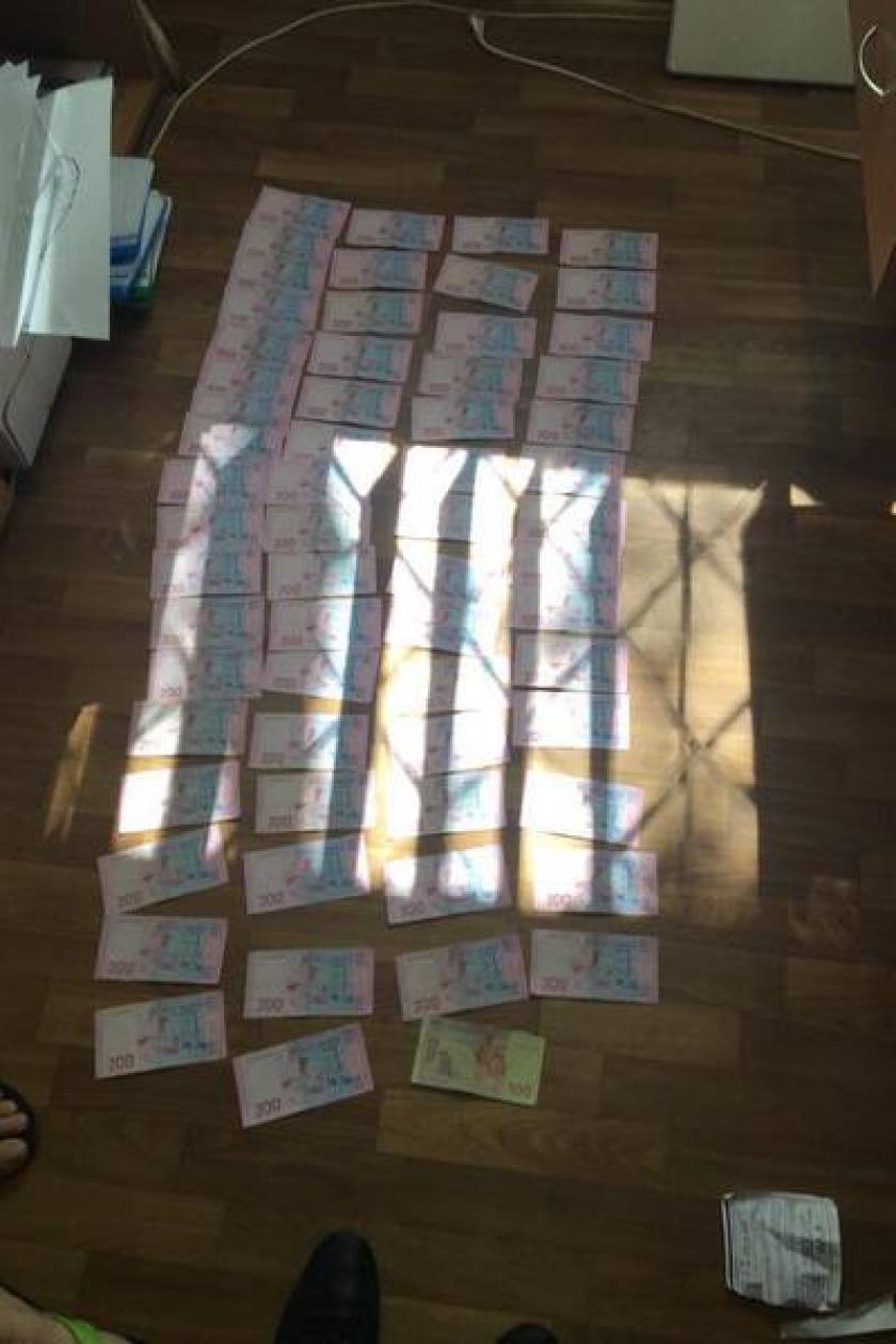 В Харькове начальника отдела госрегистрации поймали на взятке.