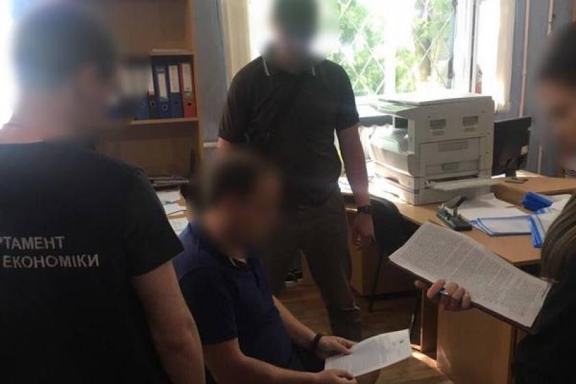 В Харькове начальника отдела госрегистрации поймали на взятке.