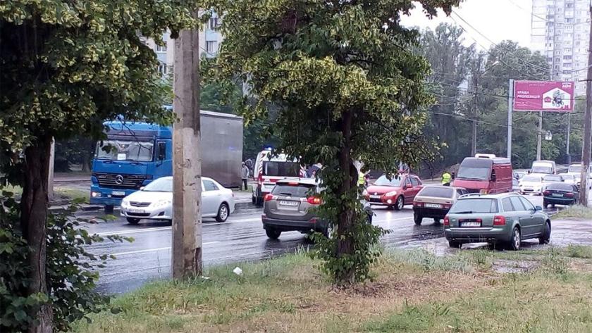 На Салтовке фура сбила пешехода. Фото: facebook.com/LiveKharkov/