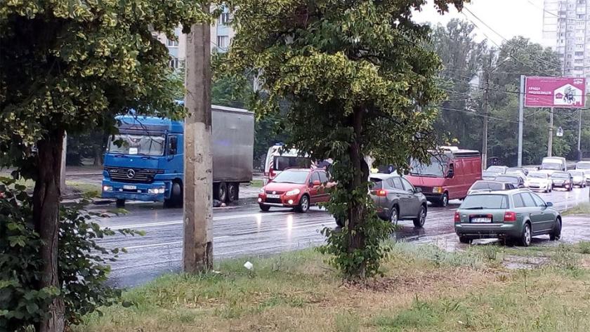 На Салтовке фура сбила пешехода. Фото: facebook.com/LiveKharkov/