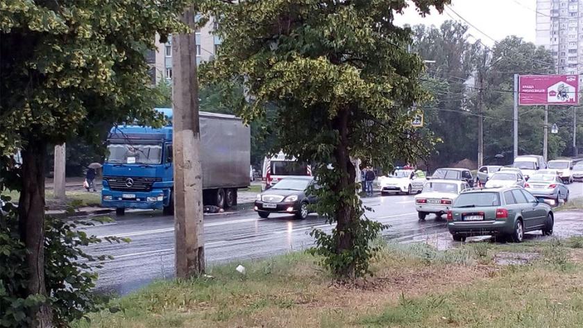На Салтовке фура сбила пешехода. Фото: facebook.com/LiveKharkov/
